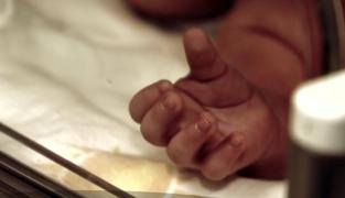 Verdict în cazul copilului de 2 ani ucis de rujeolă la spitalul din Suceava. Medicii au aflat de unde a luat virusul