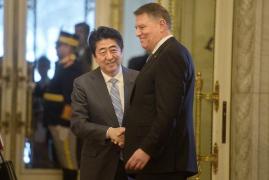 Premierul japonez, după întâlnirea cu preşedintele Iohannis: "Vom avea o strânsă cooperare pentru a menţine şi consolida ordinea legii la nivel internaţională"