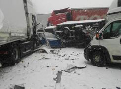 Carnagiu pe o autostradă din Cehia! Zeci de camioane și autoturisme, strivite într-un carambol fără precedent (Imagini dramatice)