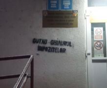 Primăria și Prefectura din Râmnicu Vâlcea, vandalizate după majorarea taxelor și impozitelor de către primar: "Guțău-ghiaurul impozitelor"