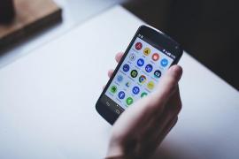 Pericol nou pe Android. Telefoanele pot fi infestate cu un virus care fură mesajele de pe WhatsApp şi 'trage cu urechea' la conversaţiile din jur