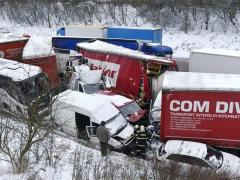 Noi imagini filmate de un român după carambolul din Cehia. Aproximativ 40 de TIR-uri și mașini s-au ciocnit pe cea mai mare autostradă din țară