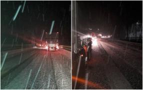 Valea Oltului, blocată din cauza poleiului şi zăpezii. Drumarii lipsesc cu desăvârşire