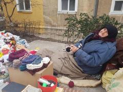 O bătrânică din Năvodari croşetează la -2 grade după ce a rămas singură pe lume: 'Oare cum va fi bătrânețea noastră?'