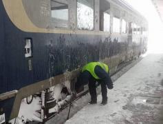 Mersul trenurilor, dat peste cap pe Valea Prahovei. Se circulă pe un singur fir în Braşov