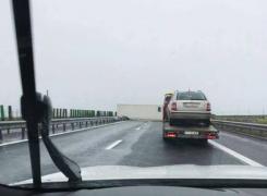 Trafic blocat pe Autostrada Soarelui după ce un TIR s-a răsturnat pe şosea (Foto)