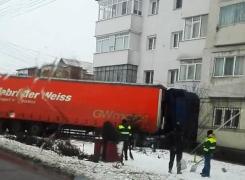 Un TIR a intrat în plin într-un bloc din Adjud după ce şoferul a pierdut controlul volanului (Video)