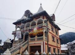 Un bărbat din Câmpulung şi-a scos casa la vânzare pe 100.000 de Biblii: 'Fii pregătit! Iisus revine!'