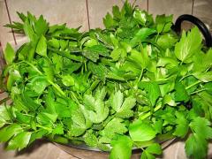 O femeie din Piteşti a fost amendată pentru că vindea leuştean fără etichetă