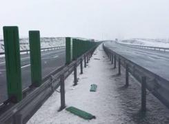 Dezastru pe Autostrada Soarelui! Viscolul a distrus sute de panouri antiorbire (Video)