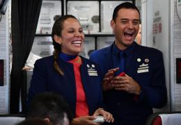 Nuntă în avion, oficiată chiar de Papa Francisc! Un cuplu de însoţitori de zbor s-a căsătorit
