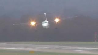 Video: Aterizare de infarct în Germania, a unui avion lovit de rafalele de vânt