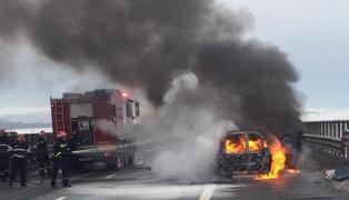 O maşină s-a făcut scrum pe autostrada Sibiu - Orăştie. Doi oameni şi-au văzut moartea cu ochii (video)