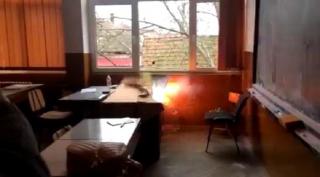 Explozie într-o sală de clasă, la colegiul Mihai Viteazul Ineu din Arad, provocată chiar de elevi (Video)