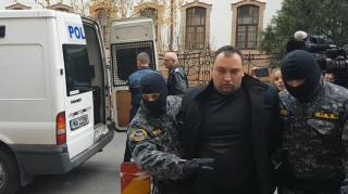 Răzvan Rentea, principalul suspect în triplul asasinat din Satu Mare, susține că e în pericol. Bărbatul face plângere după plângere, nemulțumit de mâncarea și patul din arest