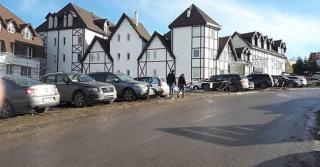 Români păgubiţi de Revelion în Serbia. Cinci maşini Audi ale unor familii au fost furate din parcarea hotelului