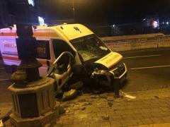 Ambulanţă spulberată de un bolid condus de un tânăr, în Capitală! O asistentă a ajuns în stare gravă la spital