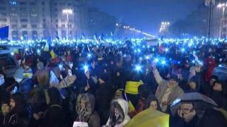 Proteste antiguvernamentale în București. Zeci de mii de manifestanți la Parlament