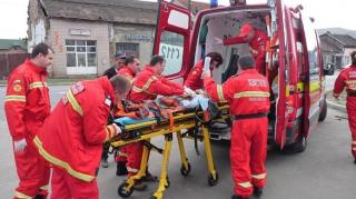 Doi tineri în stare critică, găsiţi într-o maşină, la Piteşti, intoxicaţi cu o substanţă necunoscută