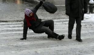 O femeie din Argeş a murit după ce a alunecat pe gheaţă şi şi-a spart capul