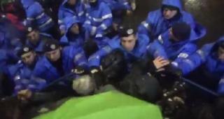 Jandarmul care a lovit cu pumnul mai mulţi protestatari din Piaţa Universităţii a fost identificat. Urmează o anchetă internă
