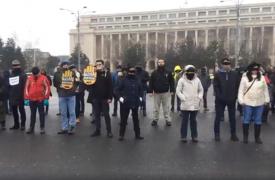 Protest mut în Capitală: 100 de oameni au stat cu spatele către Guvern. Manifestaţii similare şi în alte ţări