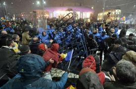 Jandarmul care a lovit protestatari în Piaţa Universităţii a fost "determinat" s-o facă. Manifestanţii violenţi şi-au asumat reacţia