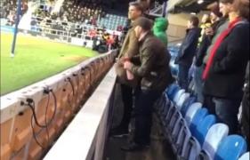 Gestul halucinant al unui suporter englez. Bărbatul a urinat în sticla portarului echipei adverse (Video)