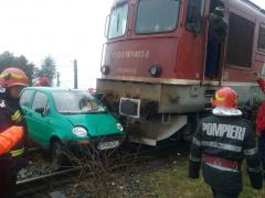 Accident de tren la Ovidiu. Un Matiz a fost spulberat de un marfar, două persoane au fost rănite (Foto)
