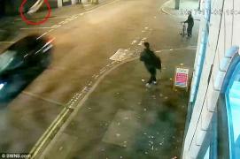 Accident îngrozitor surprins de camerele de supraveghere. Un tânăr a fost aruncat zeci de metri în aer (Video)