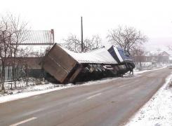 Un TIR încărcat cu 20 de tone de zahăr s-a răsturnat într-un şanţ în Galaţi: 'Ferească Dumnezeu!' (Foto)