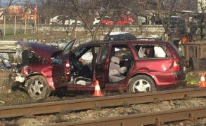 Maşină spulberată de tren la Oradea. Şoferul grav rănit, pasagera din dreapta a murit