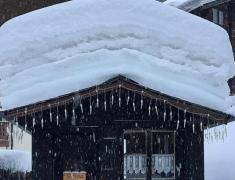 Staţiunea elveţiană Zermatt, sub nămeţi uriaşi. Sute de oameni izolaţi, acoperişurile stau să cadă sub omătul gros (Video)