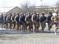Scenă dramatică la Câmpulung Muscel. Un militar din Batalionul "Vulturii Carpaţilor" leşină în timpul ceremoniei, înainte de plecarea în Afganistan