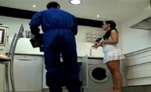 Un instalator a rămas şomer, după ce a sedus cu 20 de lei o tânără de 19 ani de la Centrul de Copii