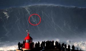 Imagini ireale pe coasta Nazare din Portugalia: Un surfer prinde un val uriaş, "monstruos", de peste 35 de metri! Momentul îţi taie respiraţia (Video)