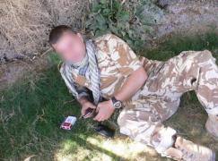 Militar din Botoşani, care a luptat în Irak şi Afganistan, prins de poliţişti în flagrant, cu pantalonii în vine, în timp ce aştepta o fetiţă de 8 ani
