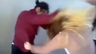 Elevă bătută măr în clasă, la un liceu din Focşani, în numele iubirii. Fata era îndrăgostită de prietenul unei colege