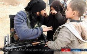 Imaginile care au şocat întreaga lume. Un terorist ISIS îşi ia adio de la copiii săi, înainte de a comite un atentat sinucigaş