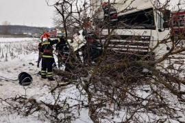 Un tir sârbesc plin cu dulciuri a luat-o pe arătură în Olt şi a făcut praf un copac. Pasagerul din dreapta a rămas încarcerat (video)