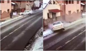 Imagini şocante în Maramureş! Un bărbat aflat pe marginea drumului este spulberat de o maşină care derapează din cauza vitezei (Video)