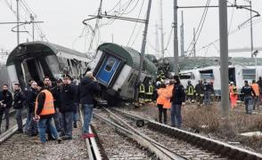 Tragedie feroviară lângă Milano: Cel puţin patru morţi şi 110 răniţi după ce un tren a deraiat (Video)