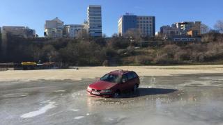 O şoferiţă din Constanţa a rămas blocată cu maşina în marea îngheţată (Foto)