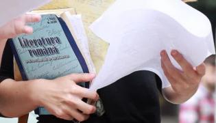 Elev la Bacalaureat consultă materia la limba română