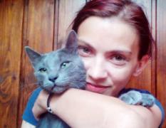 Soţie de militar, mesaj cutremurător pe Facebook: "Trăiesc zi de zi cu lanţul pus pe uşă! Am simţit ţeava pistolului pus la cap şi lama cuţitului la gât"