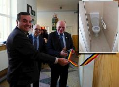 Toaleta unei şcoli din Piatra-Neamţ a fost inaugurată de autorităţi cu panglică tricoloră şi mare fast (Foto)