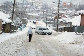 Accident straniu la Huşi. Un adolescent s-a îmbătat, s-a urcat pe sanie şi pe drum s-a făcut praf de o căruţă