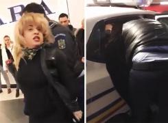 Femeia reținută de Poliție într-un mall din București și-a bătut copilul și l-a lovit cu pumnul pe un polițist (Video)