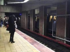 Un bărbat a fost arestat după ce a împins o femeie la metrou. Victima se zbate între viaţă şi moarte