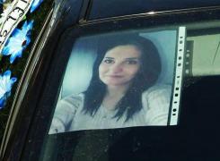 Alexandra, tânăra ucisă în coaforul din Titu, a fost condusă pe ultimul drum: 'Mama mea este un înger' (Video)
